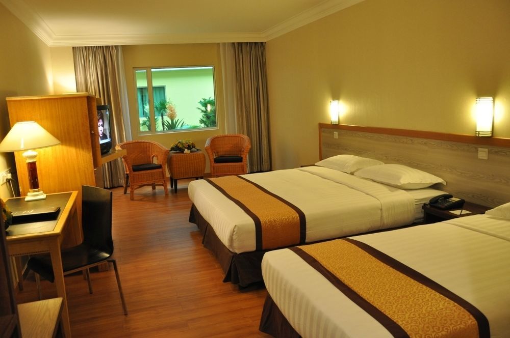 Td Plaza Hotel Кота Кинабалу Екстериор снимка