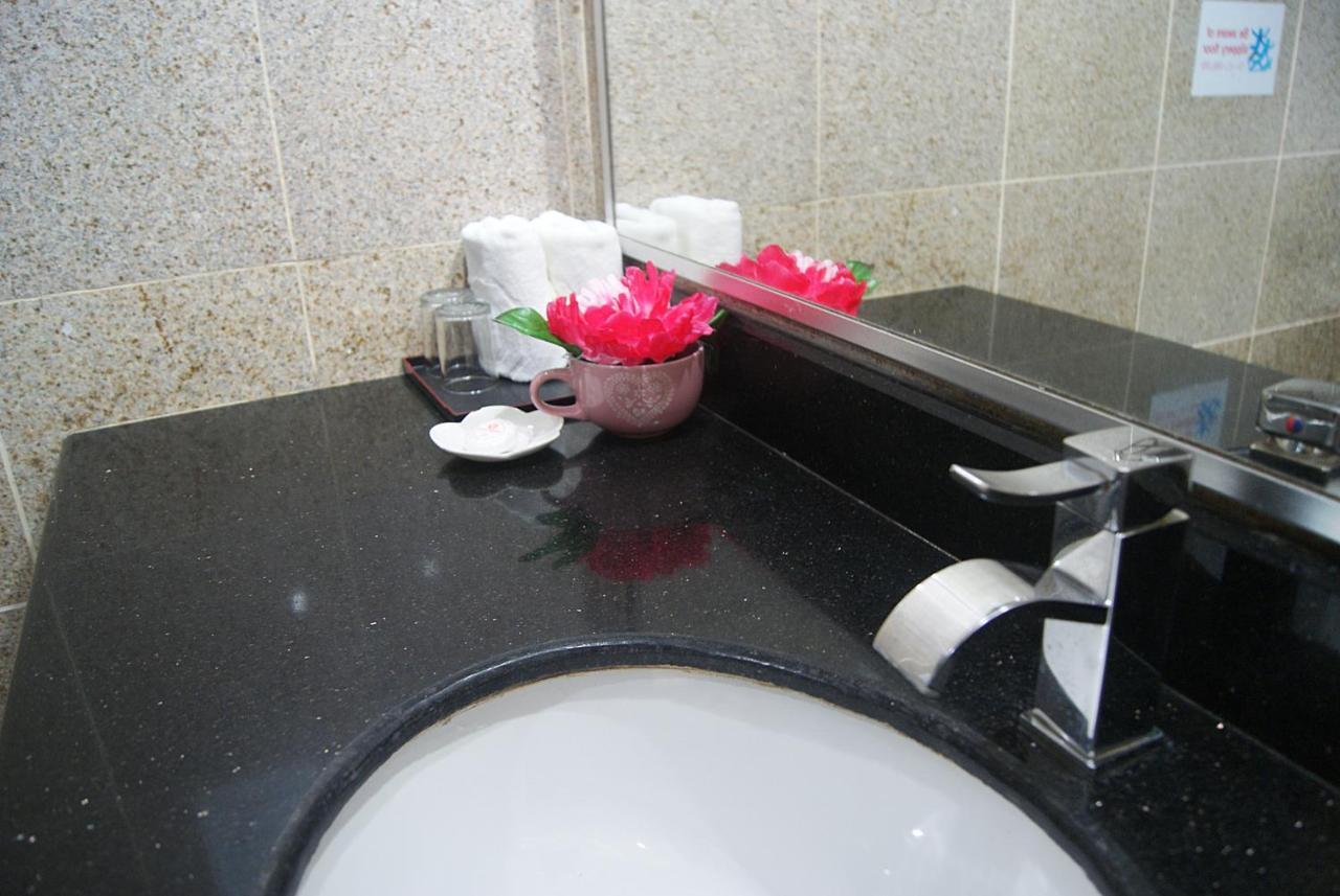 Td Plaza Hotel Кота Кинабалу Екстериор снимка