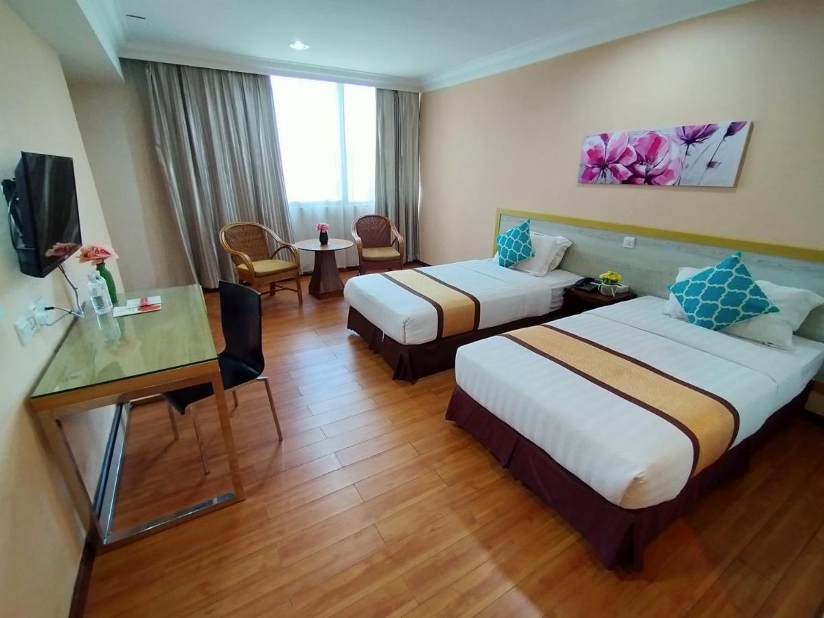 Td Plaza Hotel Кота Кинабалу Екстериор снимка