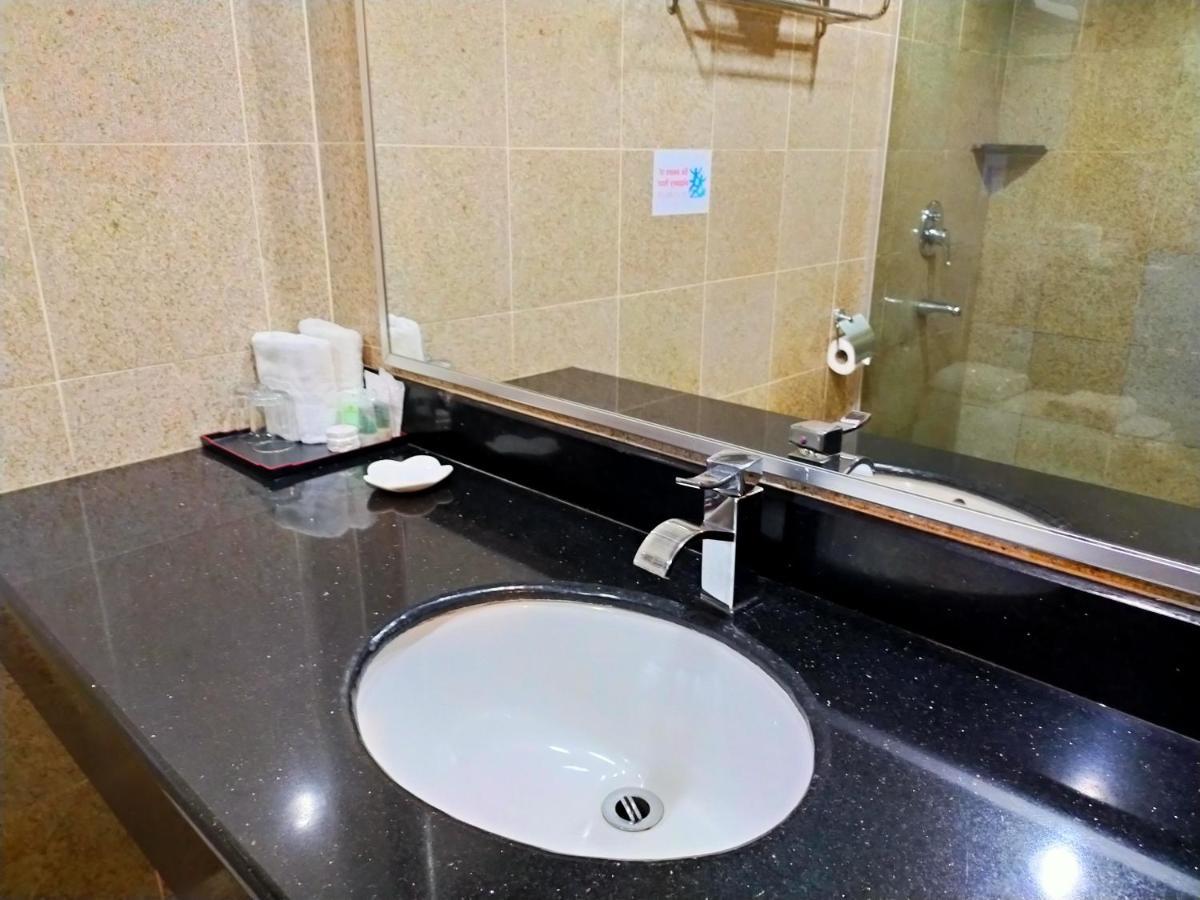 Td Plaza Hotel Кота Кинабалу Екстериор снимка
